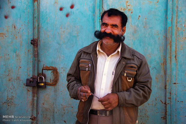 چهره و پوشش یک مرد زابلی در بازار دستفروشان