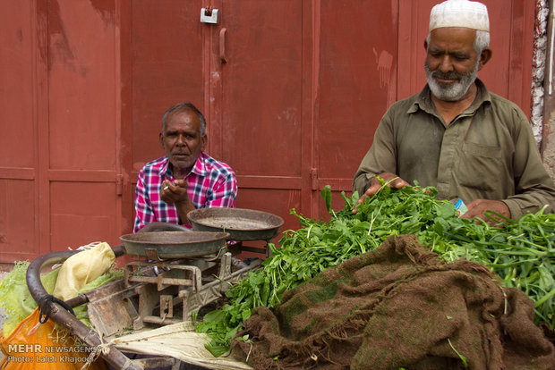 فروش صیفی جات مرد کشاورز از روستاهای اطراف زابل در بازار تره بار محلی 