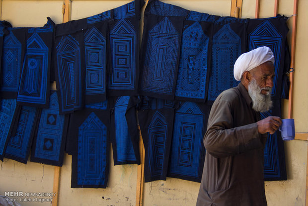 پوشش لباس سنتی و محلی مرد زابلی و فروشنده البسه سوزن دوزی شده بانوان در بازار زابل