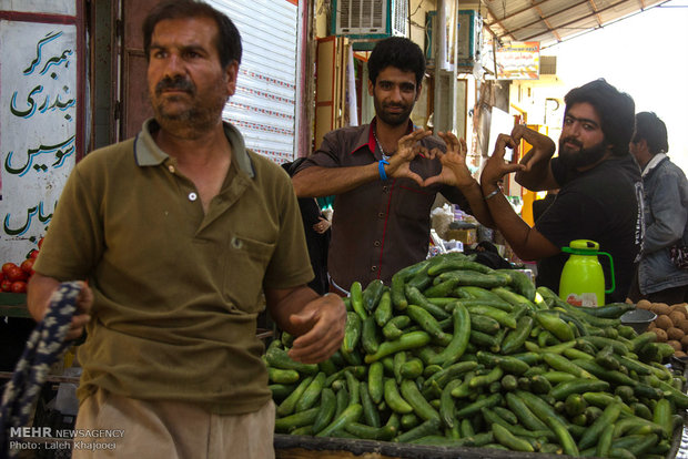 حضور کشاورزان روستاهای اطراف زابل و فروش محصولات کشاورزی (خیار) در بازار زابل