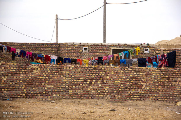 ارائه البسه شسته شده کودکان در محوطه حیاط یک منزل در زابل
