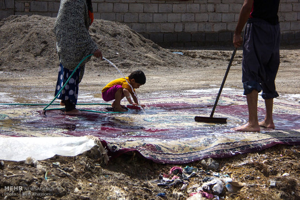 شستشوی فرش و کار کودکان در محیط خارج از منزل برای بزرگسالان