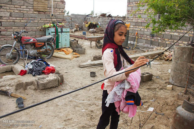 کار کودکان زابلی در محوطه خارجی منزل 