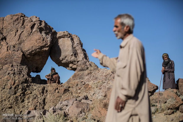 مرد گنگ و ناشنوایی که اهالی سنگ کت از او نگهداری می کنند