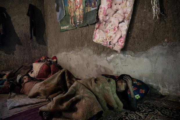 محمد یازده ساله و زهرا پانزده ساله کنار خانواده خود در شهر زابل مواد مصرف می کنند