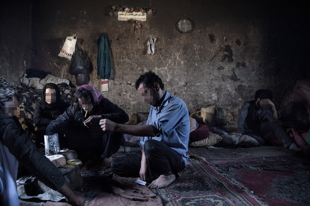 مرد در وسط تصویر کار خود در اداره آب زابل را به دلیل اعتیاد از دست داده است و در محله حسین آباد شهر زابل کارتن خوابی میکند