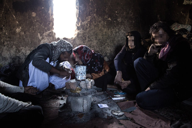 زن ومردی در یکی ازپاتوقهای محله های حسین آباد شهر زابل در حال مصرف مواد هستند