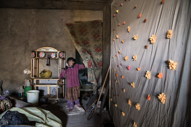 خانه این زن در یکی از محله های فقیر نشین شهر زابل پاتوق معتادان است