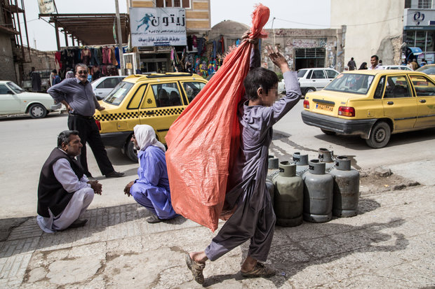 کودکان در  شهر زابل برای خرج موادشان زباله جمع آوری می کنند