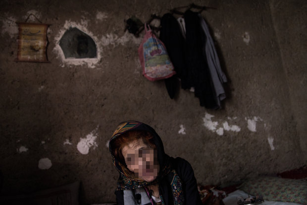 زن 50 ساله بعد از فوت شوهر دستفروشش در خانه اش در زابل به معتادان پیک نیک اجاره می دهد