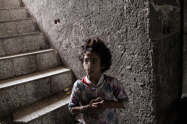 دختر هشت ساله کنار خانواده اش در یکی از محله های زابل یک مصرف کننده است، صورت کوچک او بارها در هنگام مصرف سوخته است