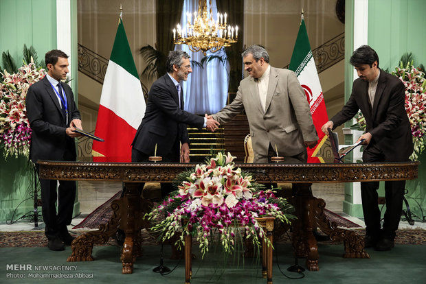 Rouhani, Renzi sign agreements in Tehran