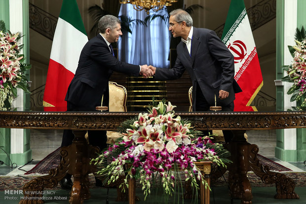 Rouhani, Renzi sign agreements in Tehran