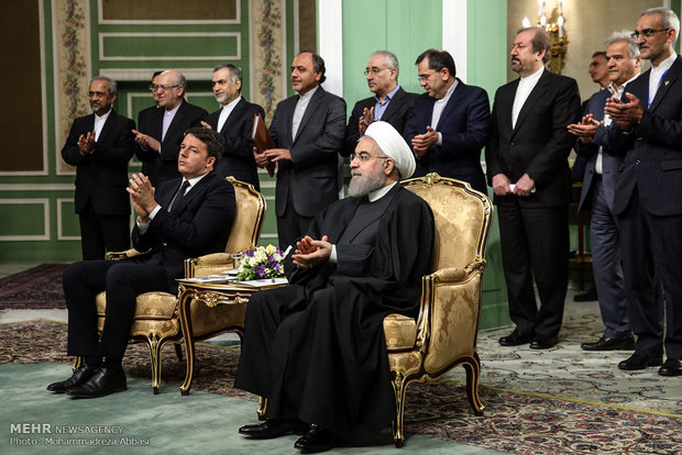 Rouhani, Renzi sign agreements in Tehran