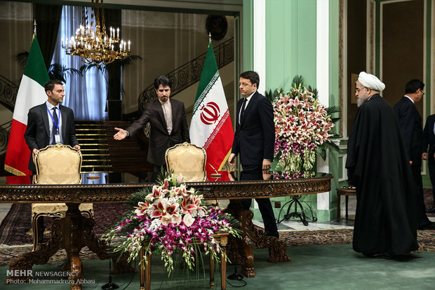 Rouhani, Renzi sign agreements in Tehran