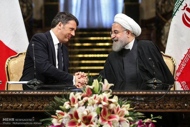 Rouhani, Renzi sign agreements in Tehran