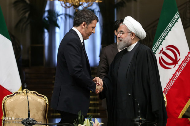 Rouhani, Renzi sign agreements in Tehran