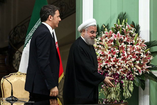 Rouhani, Renzi sign agreements in Tehran