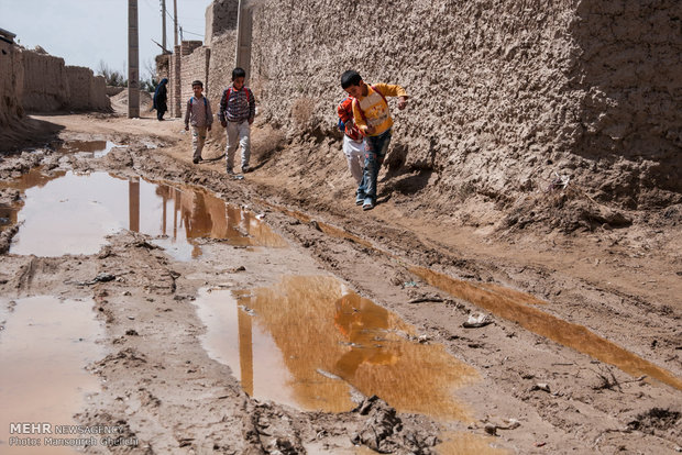 آبهای راکد آلوده در معابر روستایی عامل انتقال بیماری به کودکان وبزرگسالان