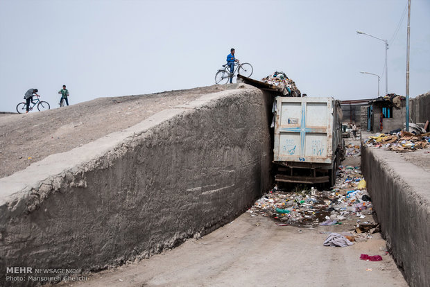     حضور کودکان ونوجوانان در محل انباشت زباله شهری بدلیل نزدیکی به منازل ونبود دیوار حائل مناسب