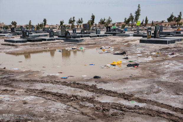 آبگرفتگی وانباشته شدن زباله در قبرستان وعدم رسیدگی مسئولین  به اینگونه اماکن