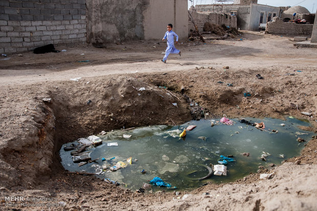       وجود چاله های آب آلوده ومملو از زباله تهدیدی جدی برای سلامتی کودکان وساکنان  روستا ها است