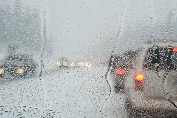  جاده های زنجان به علت بارش باران لغزنده است 