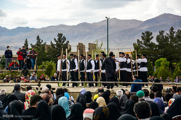 مراسم "التلويح بالمجرفة" التقليدية في ايران