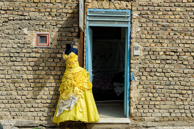 فروش لباس عروس در کنار خیابان شهرستان زهک، سیستان بلوچستان