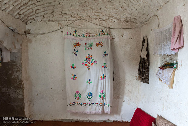 خانه های زنان سیستان با صنایع دستی آنها که معمولا برای جهیزیه خود دوخته اند تزیین شده است. 