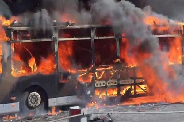 یک اتوبوس در استانبول در آتش سوخت