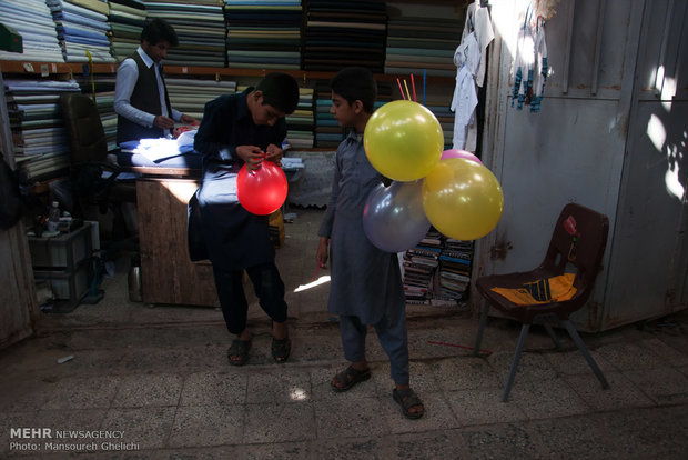 حضور کودکان در بازر زابل و فروش بادکنک برای امرار معاش روزانه