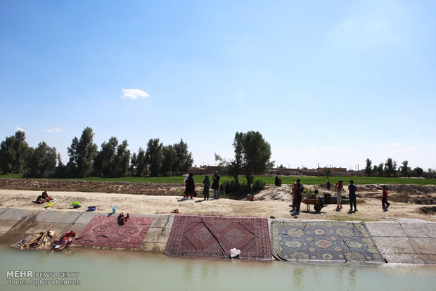 شستشوی فرش در کانال آبهای آلوده زمینهای کشاورزی در اطراف زابل