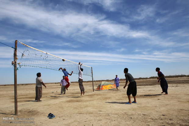 بازی و تفریح نوجوانان روستاهای اطراف زابل در تالاب خشک شده هامون