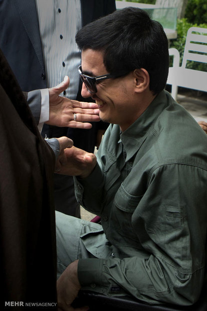 استقبال قائد الثورة الاسلامية لأحد مصابي مدافعي الحرم