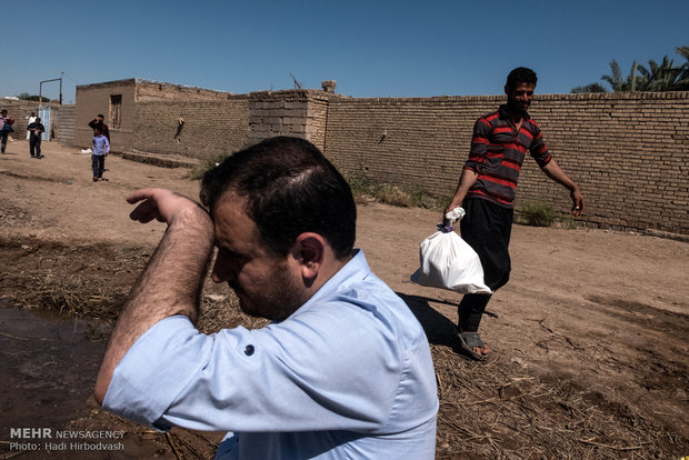 امداد رسانی به مناطق سیل زده خوزستان 