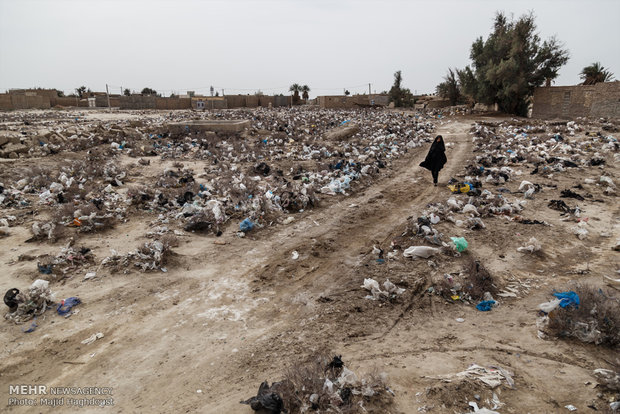 حجم انبوهی از زباله های جمع آوری نشده در روستاهای اطراف سیستان و شیوع بیماری های عفونی در بین مردم منطقه