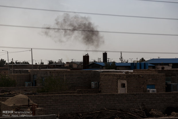 گسترش بوی متعفن و آلودگی شدید زیست محیطی برای اهالی روستای گزموم سیستان از کارخانه های تولید ایزوگام و قیر