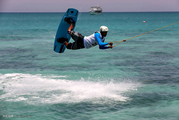 مسابقات التزلج على الماء في جزيرة كيش