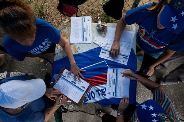 فرایند جمع آوری امضا برای برکناری «مادورو» کلید خورد
