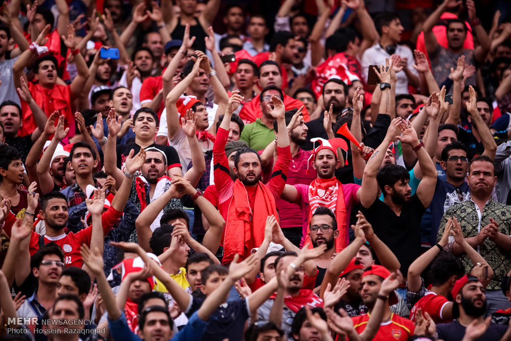 دیدار تیم های فوتبال پرسپولیس و نفت تهران