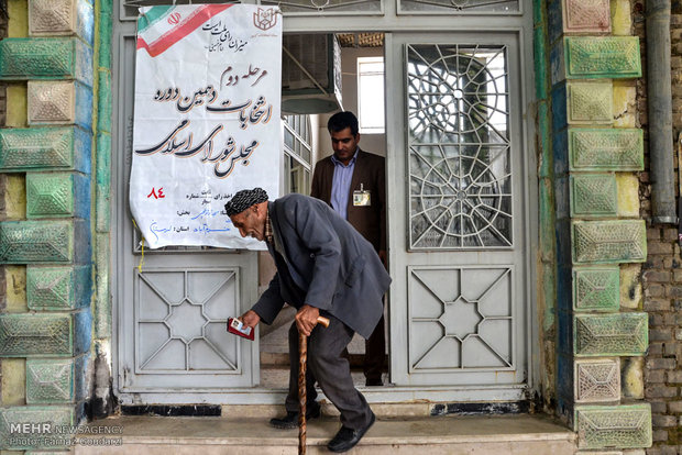 Polls open across Iran for runoff elections 