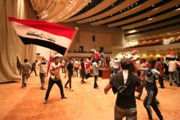 اجراءات امنية مشددة في بغداد بعد احتلال محتجين البرلمان لساعات