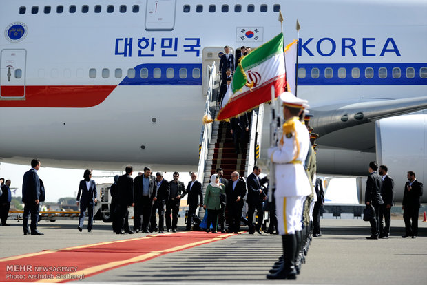 وصول رئيسة كوريا الجنوبية باك كون هيه الى طهران