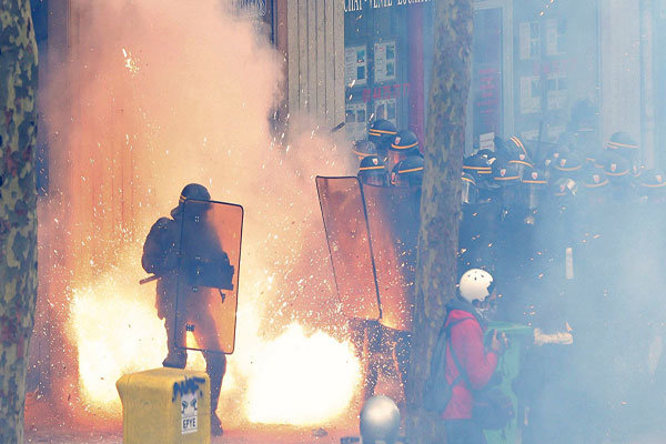 خشونت پلیس اروپا برای فرونشاندن اعتراض مردم در روز جهانی کارگر