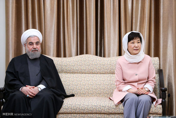 استقلا قائد الثورة الاسلامية آية الله السيد علي الخامنئي رئيسة كوريا الجنوبية بارك غون هي