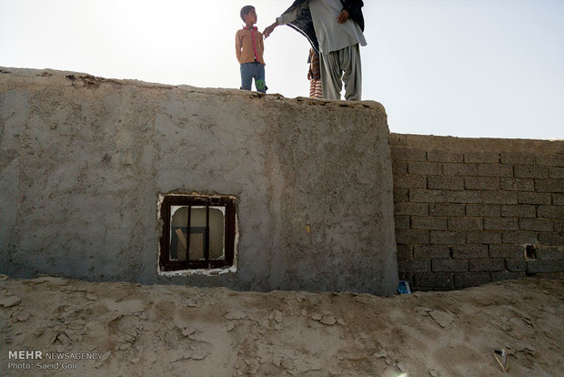 انباشت ماسه های بادی حاصل از طوفان های روزانه در روستاهای مرزس سیستان وبلوچستان