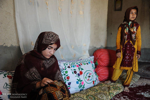 سوزن دوزی از مهارت های زنان سیستان و بلوچستان است که مبنع درآمد یا برای لباس خود می دوزند