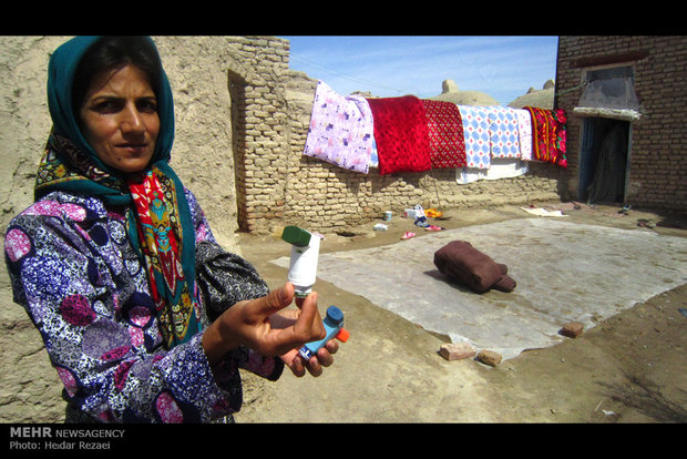 عدم رعایت بهداشت عمومی و وزش بادهای 120 روزه در سیستان خیلی از ساکنان روستاهای اطراف زابل را به بیماری آسم مبتلا کرده است.