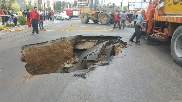نشست زمین در خیابان جمهوری کرج/ اتوبوس با ۴۲ مسافر در چاله افتاد